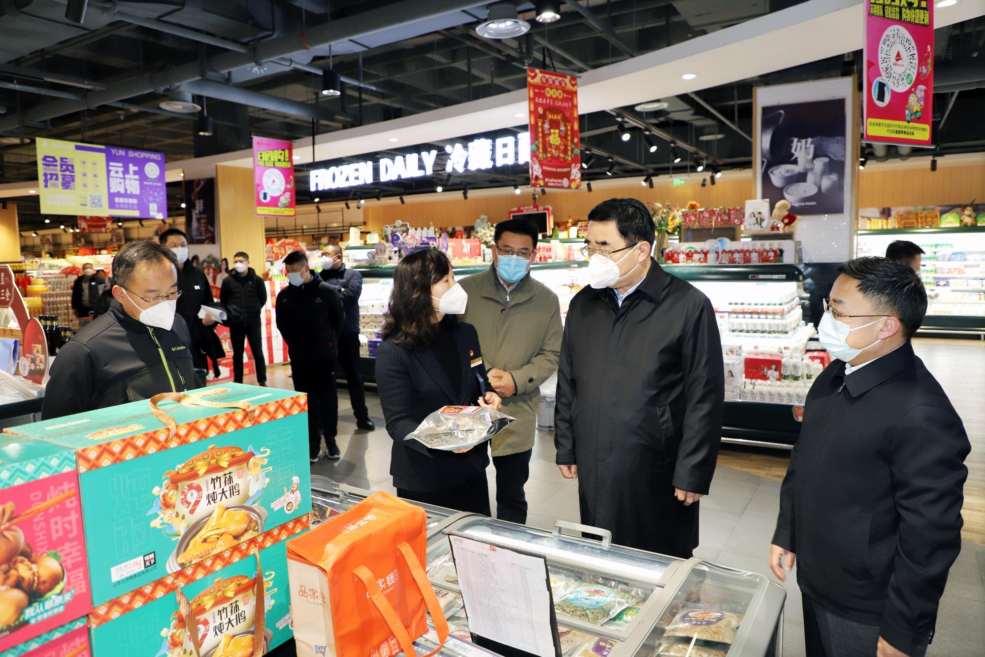 省国资委党委书记、主任满慎刚到华球在线登录银座济南玉函店调研